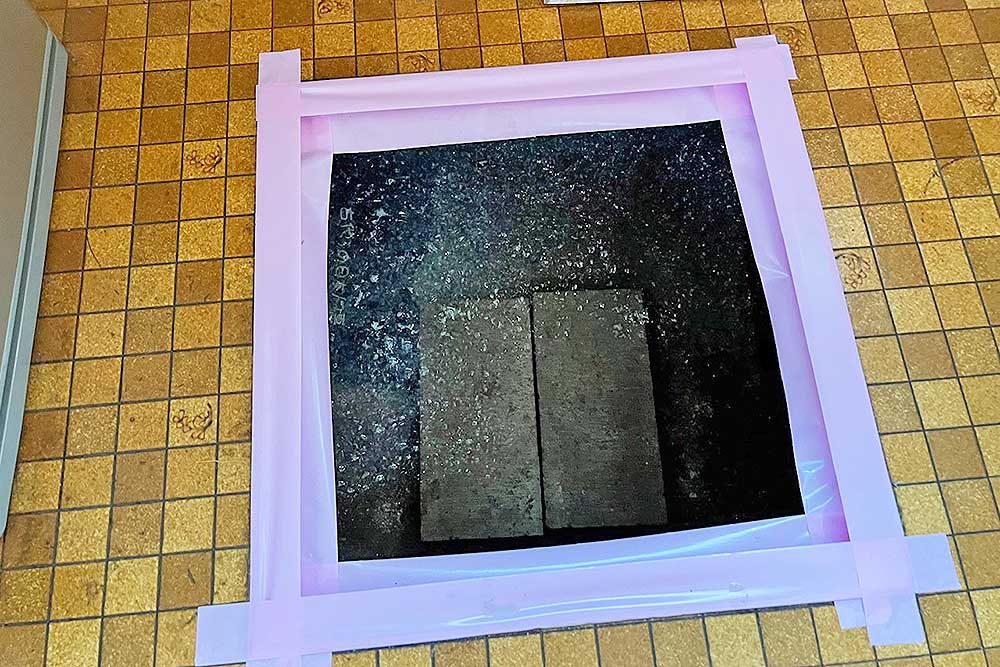 施工中の床下発泡消毒