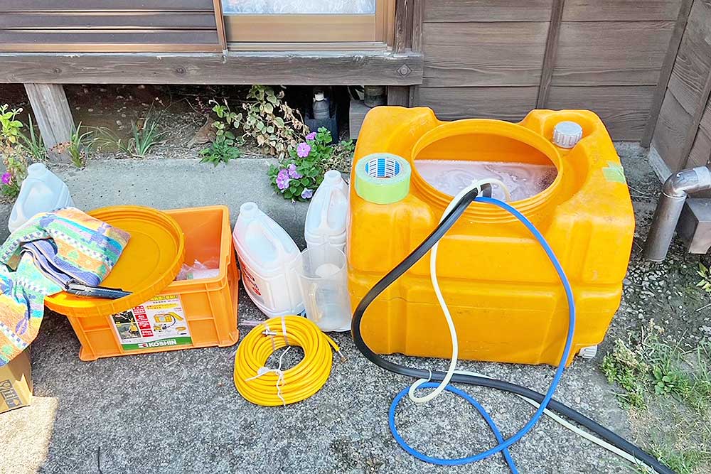 施工中の床下発泡消毒