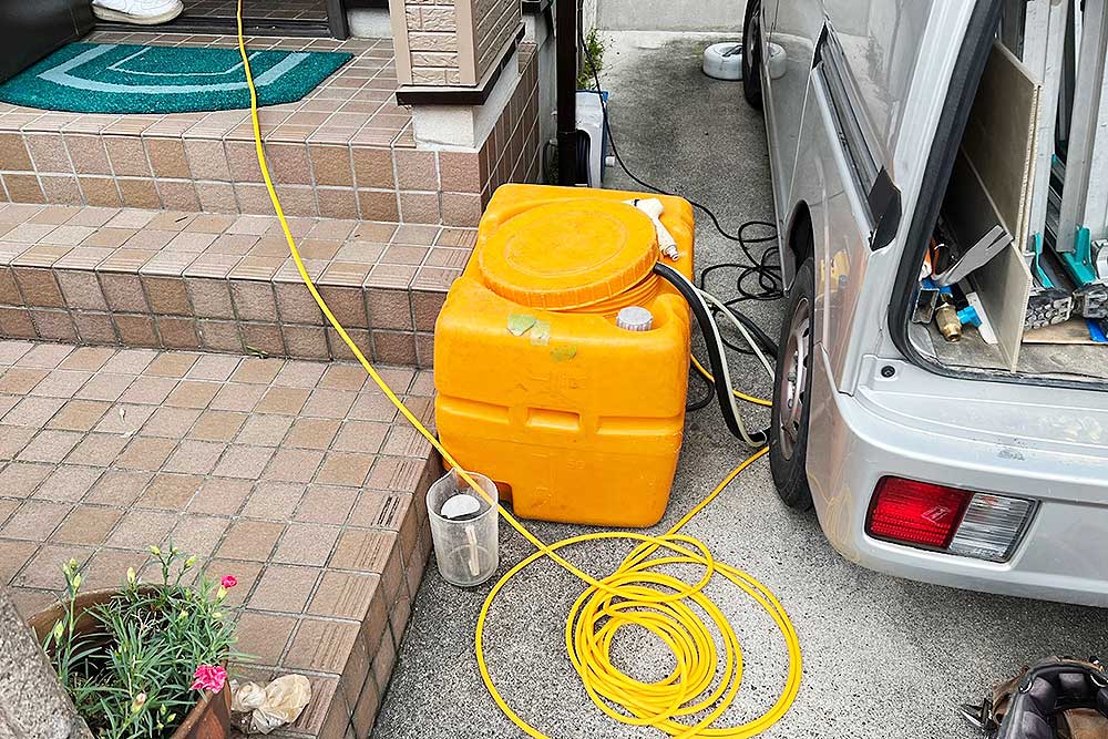 施工中の床下発泡消毒