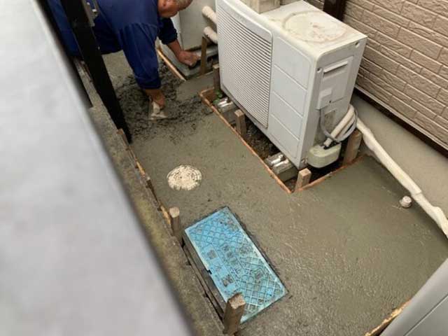 コンクリートをコテでならす