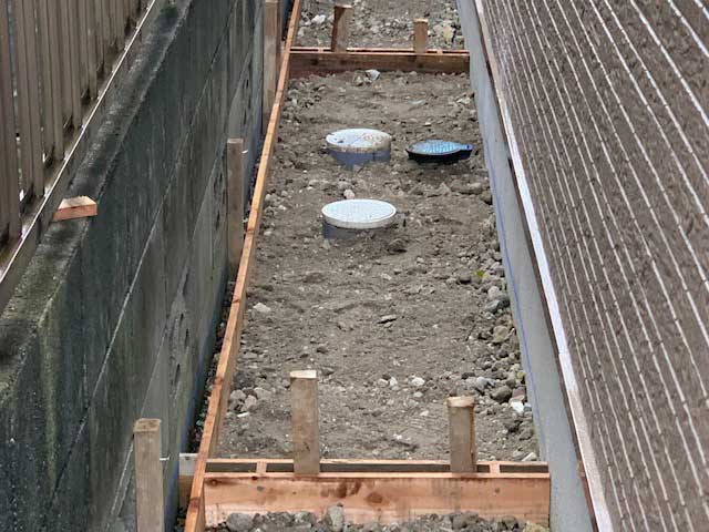 砕石を敷設する
