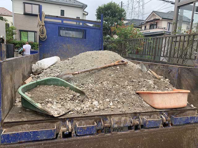 砕石を運び込みます