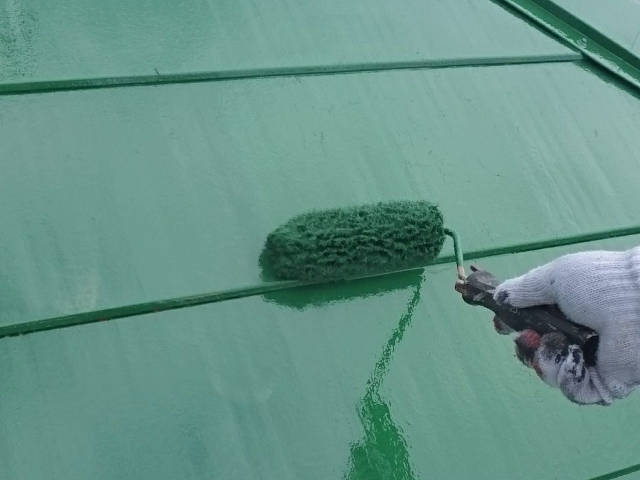 上塗りを塗装している屋根