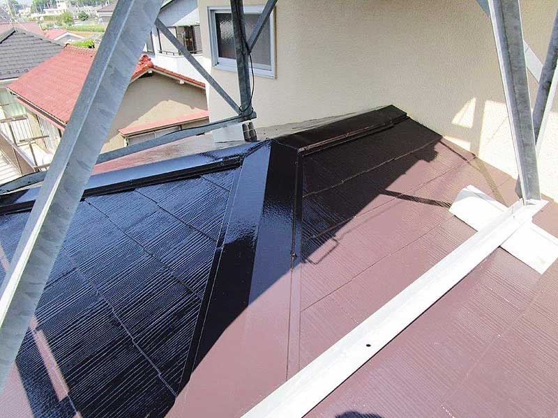 塗装後の屋根、交換後の太陽熱温水器の土台
