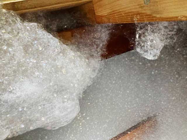 床下に張り巡らされた発泡消毒の泡