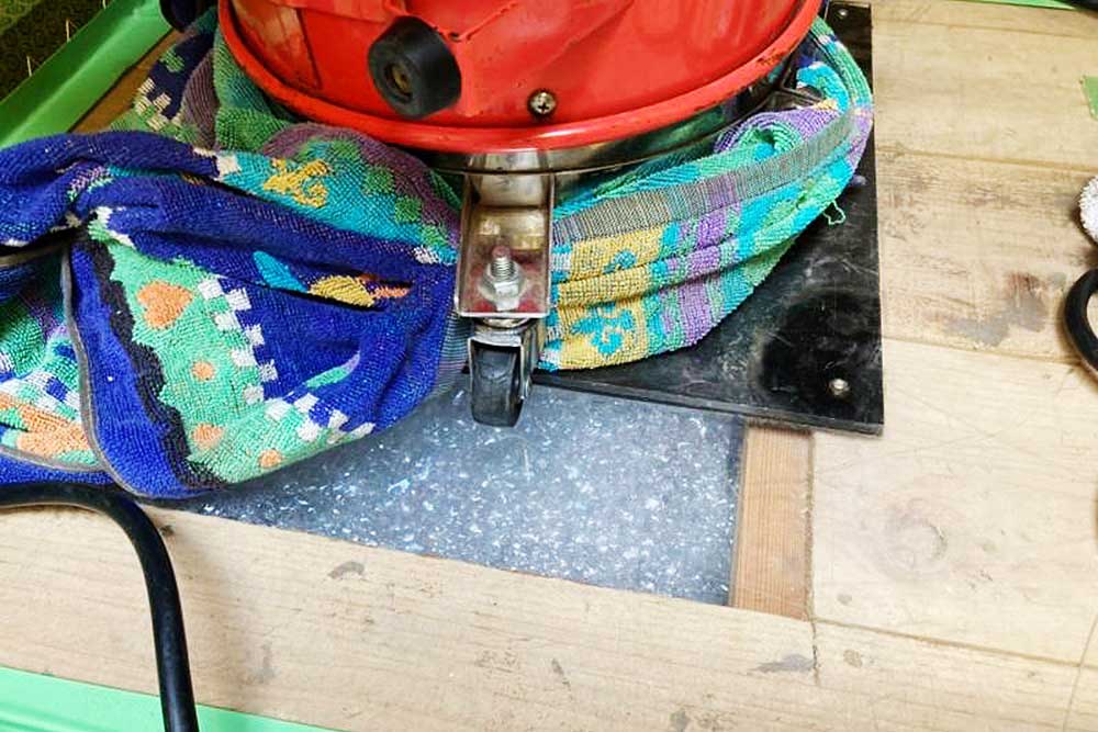 施工中の床下発泡消毒