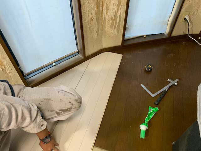 カットしたフローリング材をＬＤＫの床に張り込む