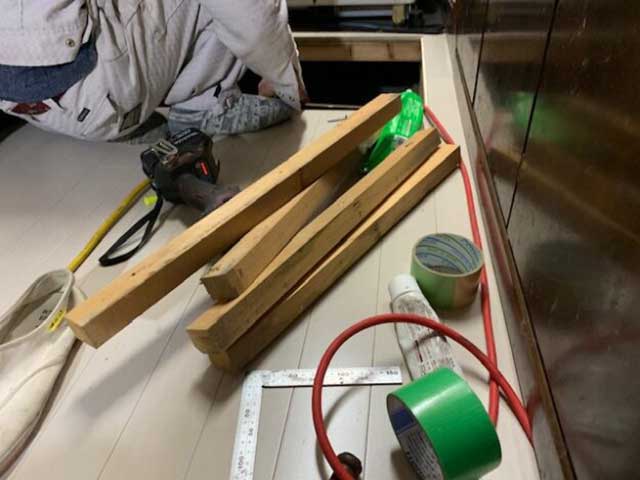 床下点検口の根太材取り外し