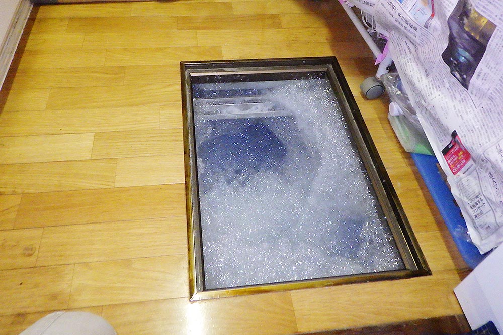 施工中のシロアリ発泡消毒