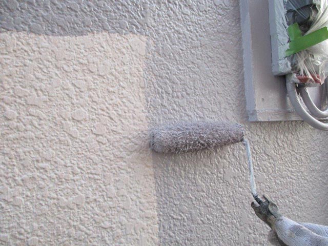 中塗りを塗装している外壁