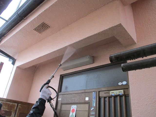 高圧洗浄を施工中の外壁