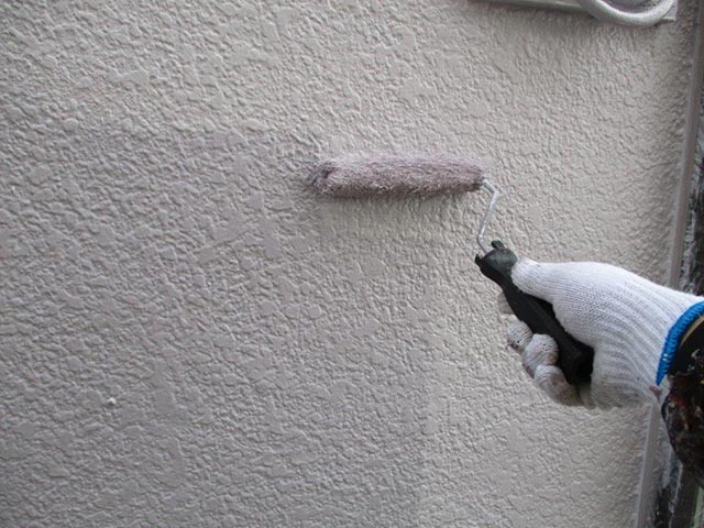 上塗りを塗装している外壁