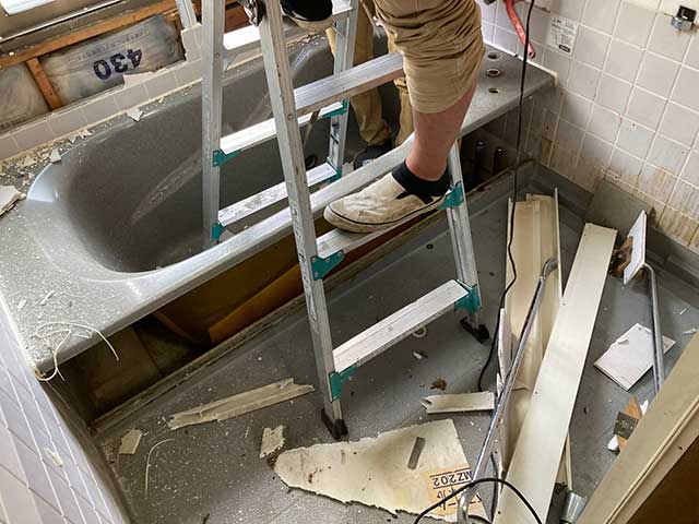 既存の浴室の解体