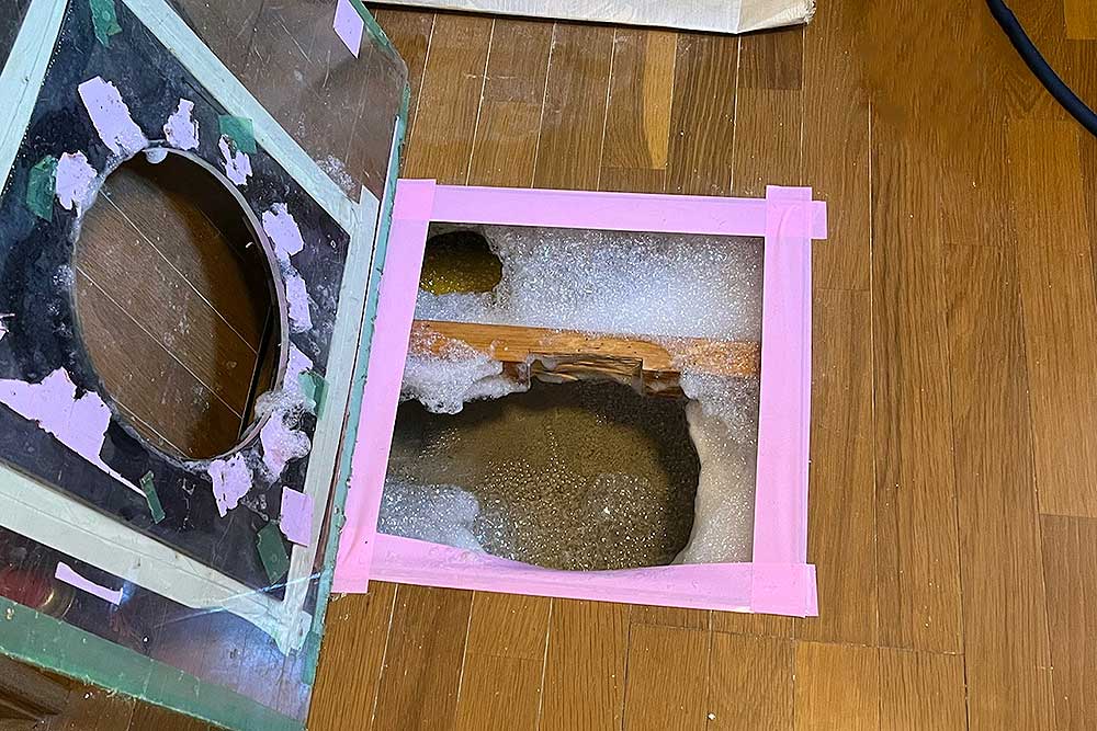 施工中のシロアリ発泡消毒