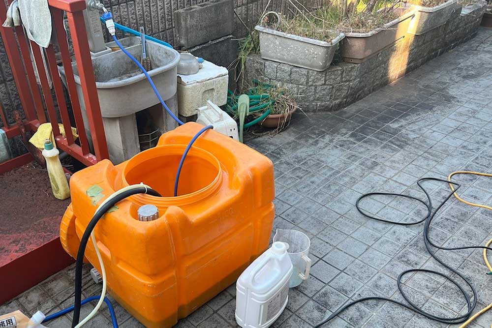 施工中のシロアリ発泡消毒