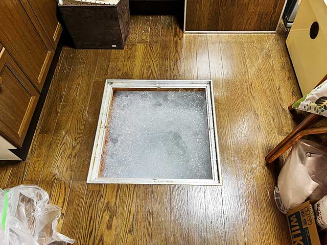 発泡消毒が完了して機会を取り外した床下点検口