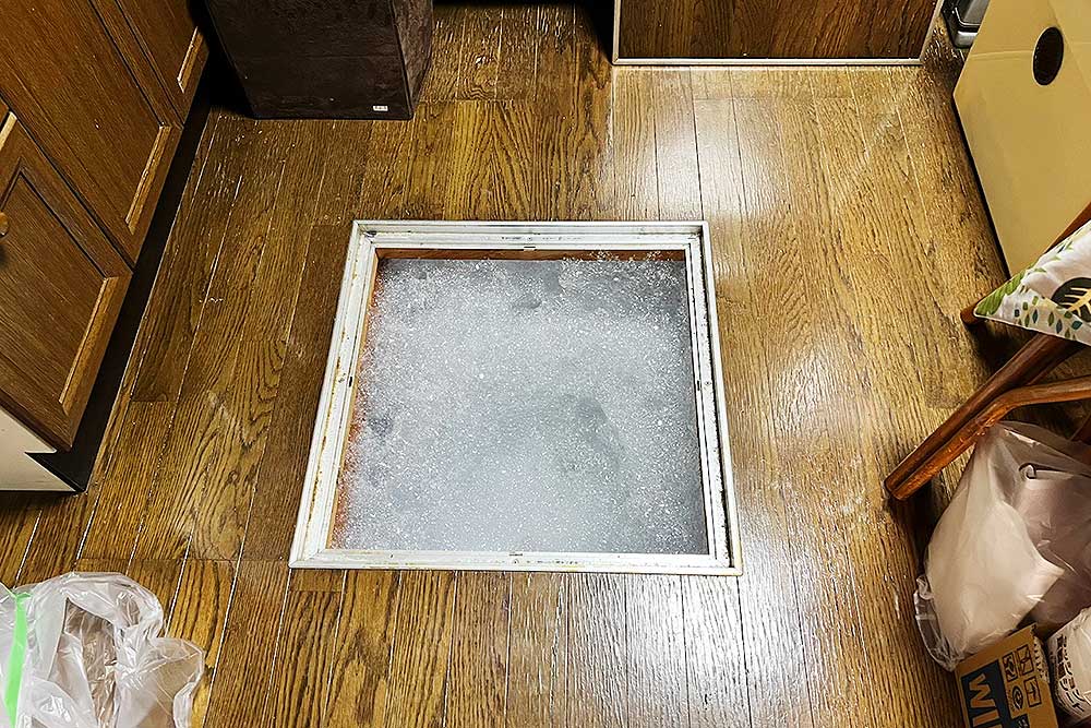 施工中の床下発泡消毒