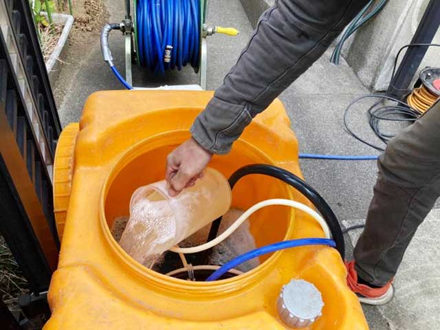 シロアリ駆除剤に発泡剤を入れる