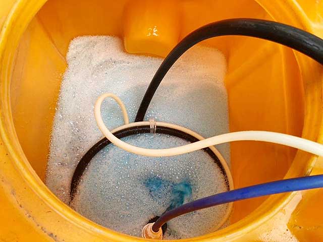 シロアリ駆除剤と発泡剤を混ぜあわせる