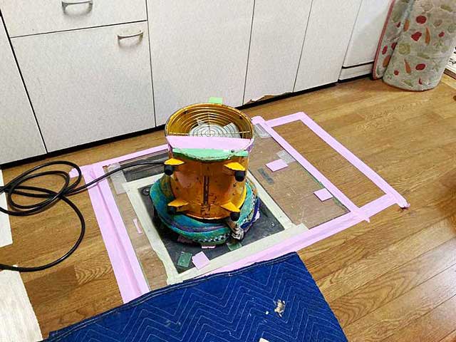 床下点検口に発泡消毒の機械をセット