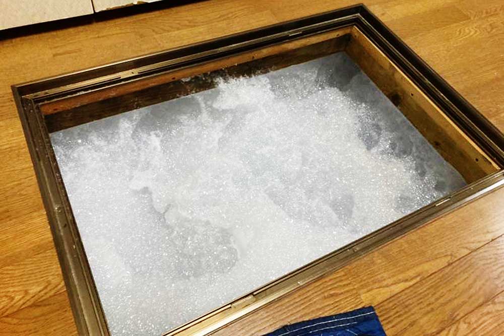 施工中のシロアリ発泡消毒