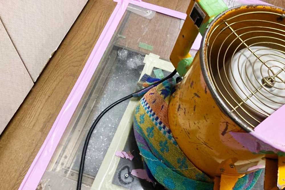 施工中のシロアリ発泡消毒