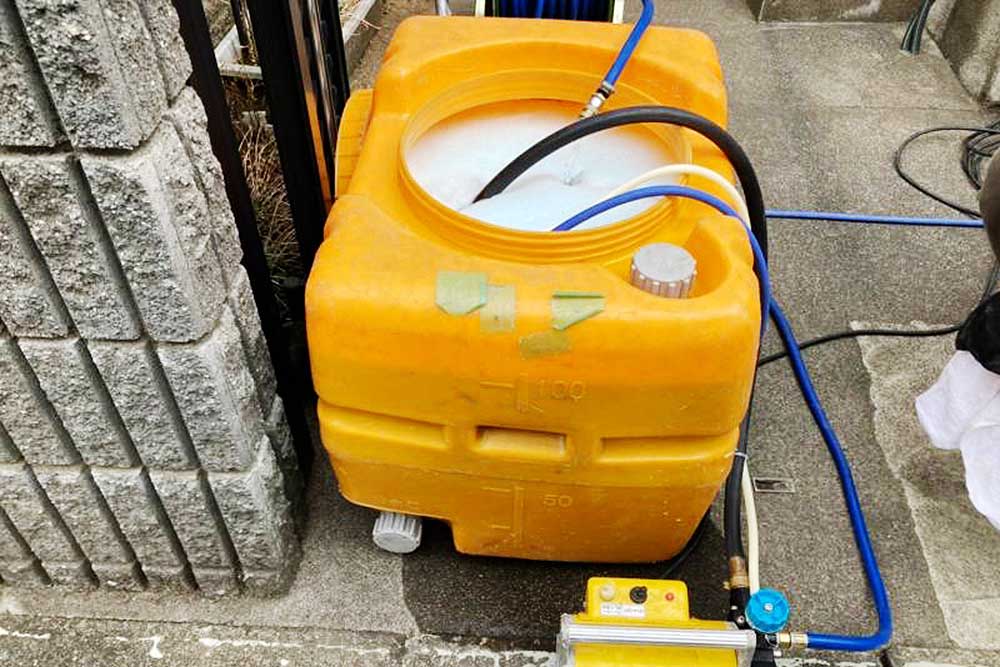 施工中のシロアリ発泡消毒