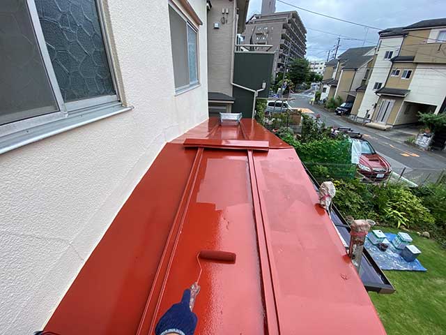 下屋根の中塗り