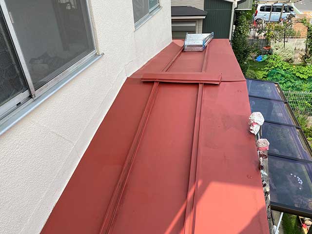 下屋根の下塗り