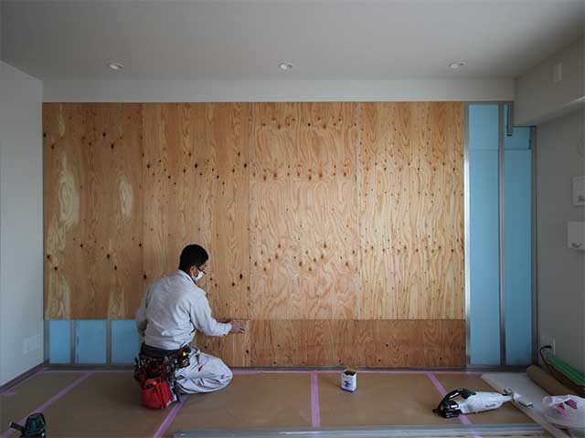 加工したベニヤ板の張り込み