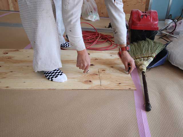 ベニヤ板に印をつける