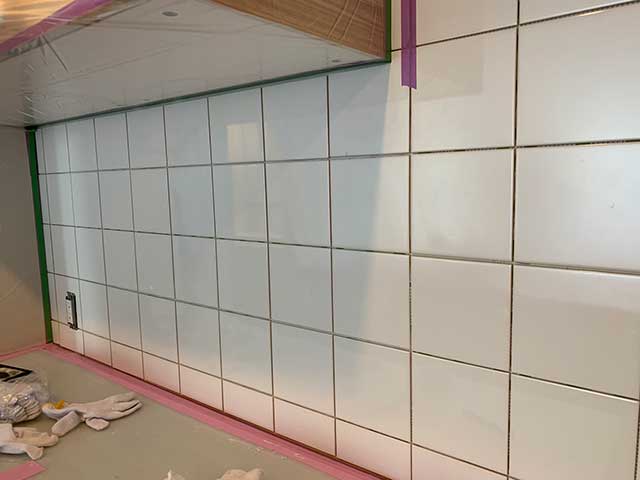 加工したタイルの張り込み