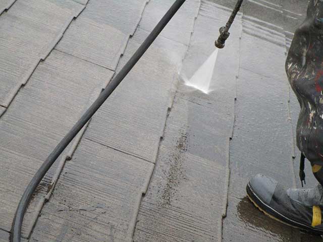 高圧洗浄を施工している屋根