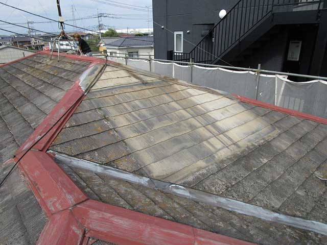 高圧洗浄を施工している屋根