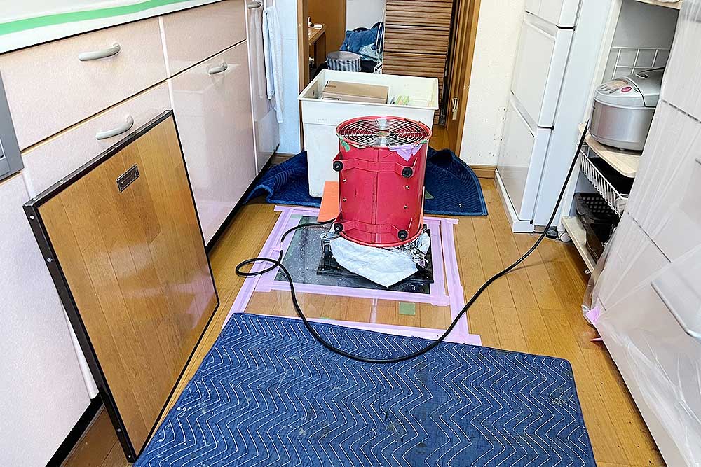 施工中の床下発泡消毒
