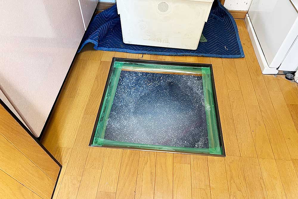 施工中の床下発泡消毒