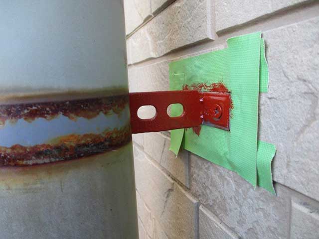 配管金具の錆止め塗装