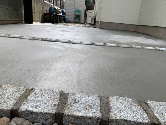 境界に設置した天然石