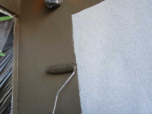中塗りを塗装している外壁