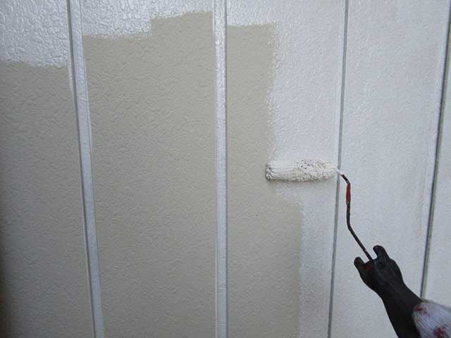 下塗りを塗装している外壁