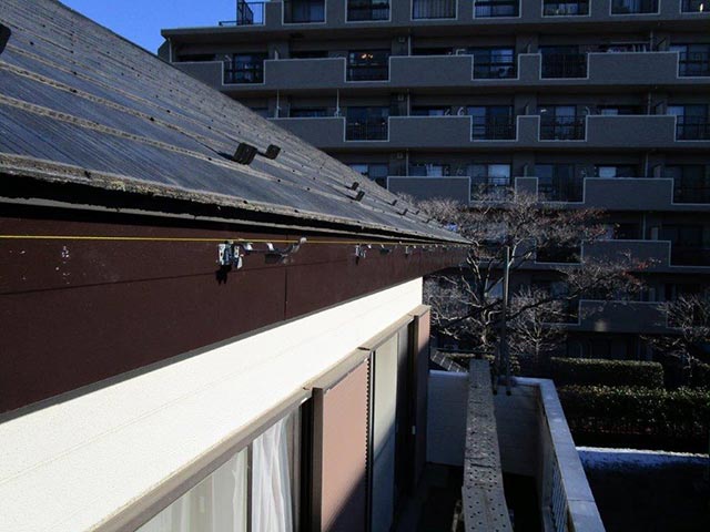 新しい雨樋金具を取り付ける