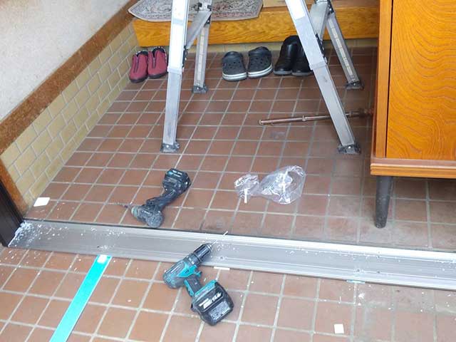 ドア下枠の取り付け
