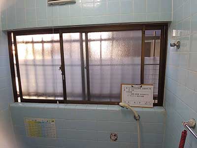 施工前の浴室窓
