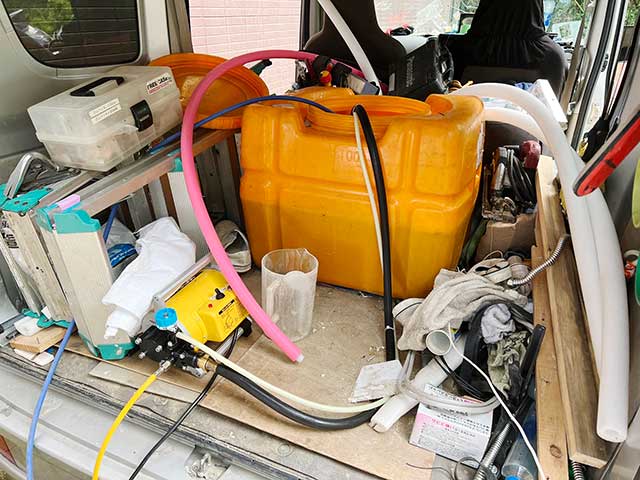 発泡材を混ぜ合わせる