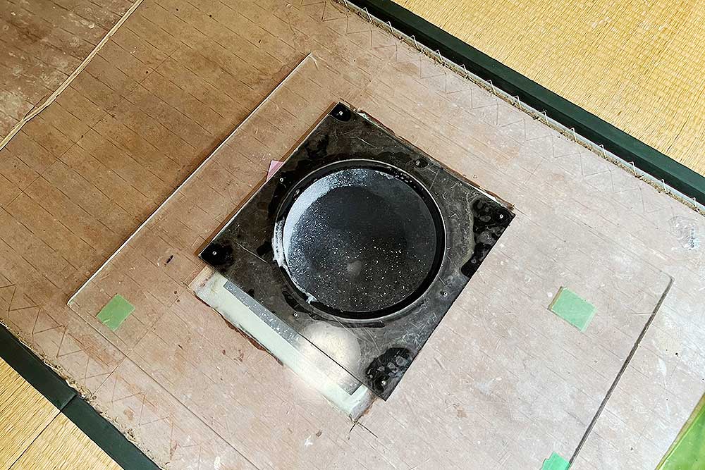 施工中の床下発泡消毒