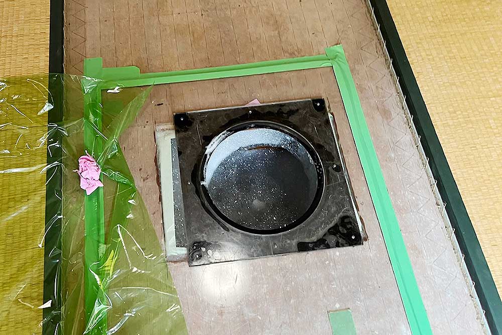 施工中の床下発泡消毒