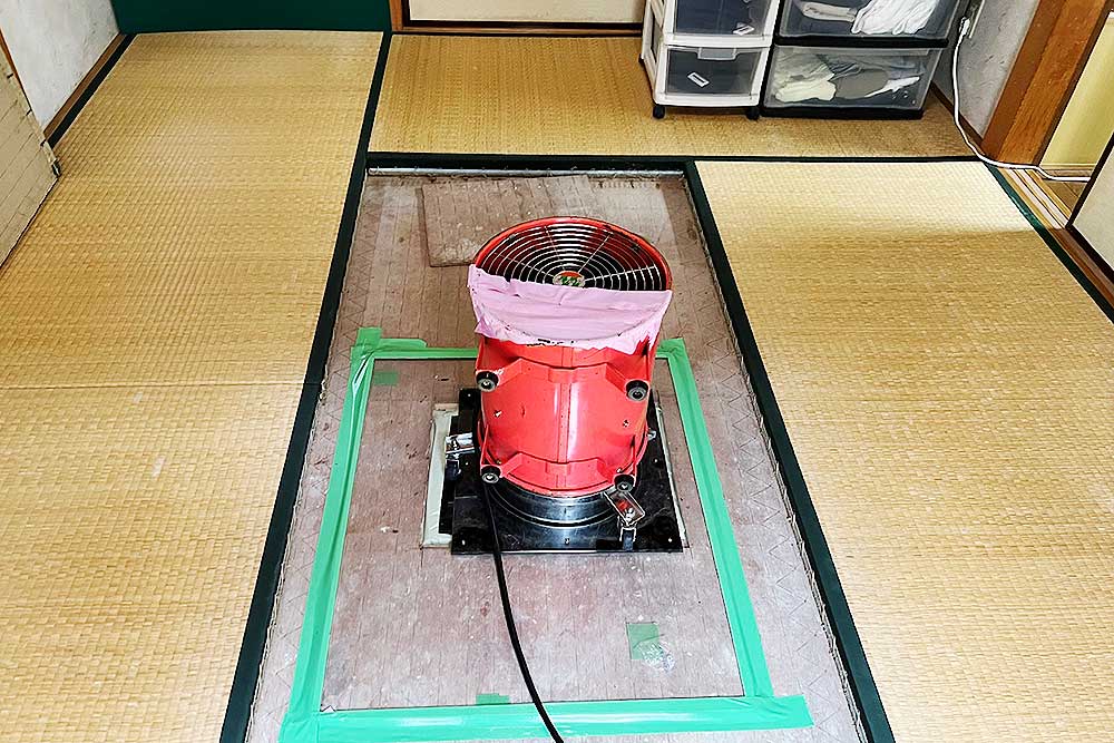 施工中の床下発泡消毒