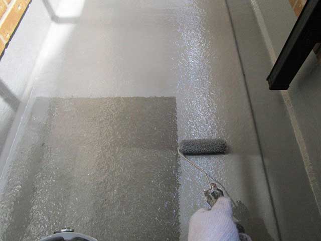 中塗りを塗装しているベランダ