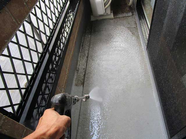 高圧洗浄を施工しているベランダ
