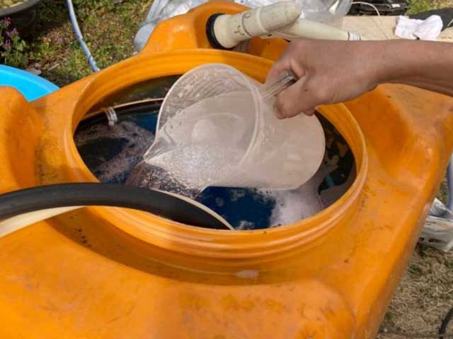 シロアリ駆除剤に発泡剤を入れる